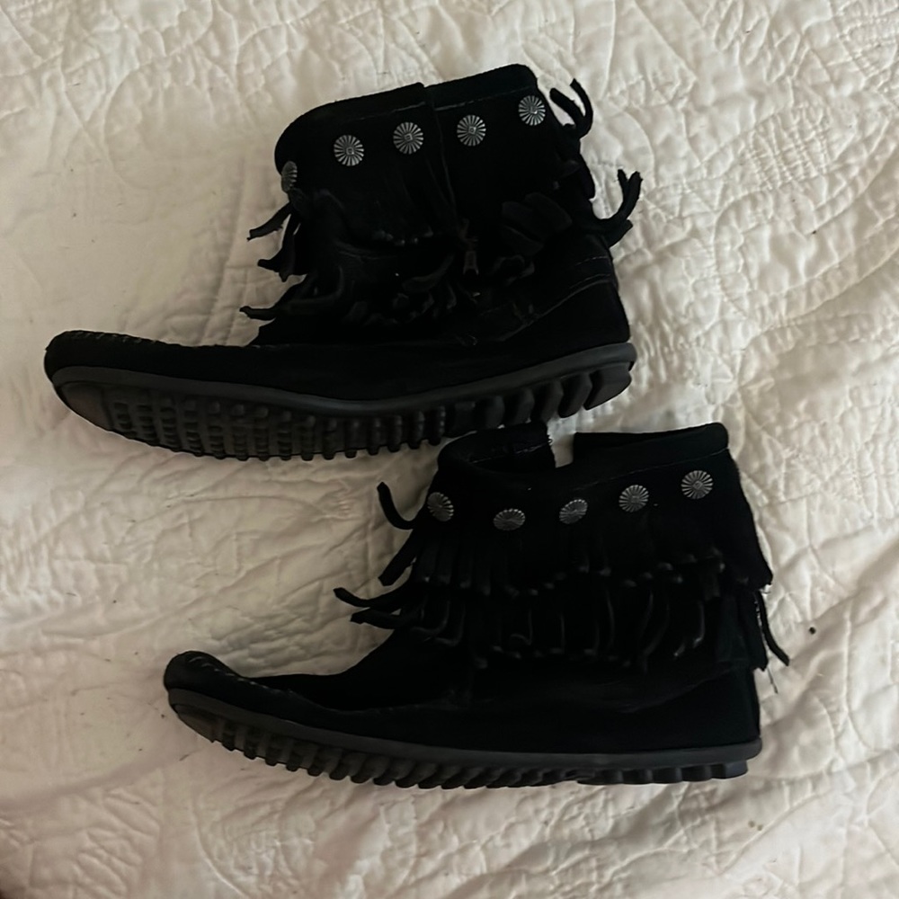 Size 6 Minnetonka hard sole moccasins. Only worn once, no damage.